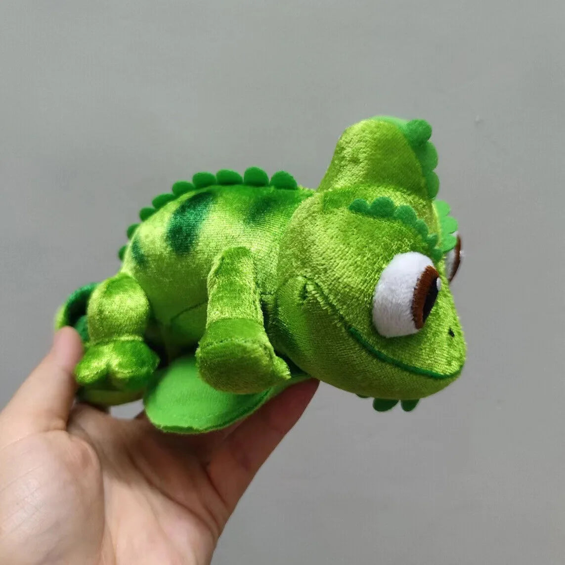đŠ PelĂșcia Pascal 15cm | CamaleĂŁo da Rapunzel â Disney Enrolados