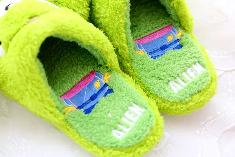 Pantufas Disney de Pelúcia – Stitch, Ursinho Pooh e Alien
