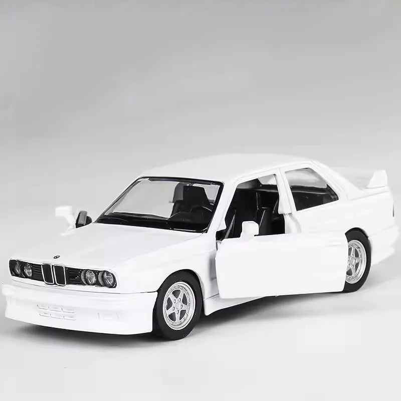 Miniatura BMW M3 1987 – Modelo Retro de Metal com Abertura de Portas e Pull-Back